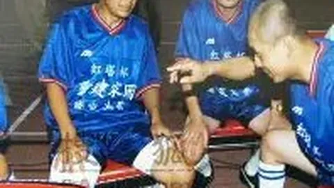 “太阳明星登机，布克侧脸魅力十足，杜兰特潮流帽饰吸睛瞩目”